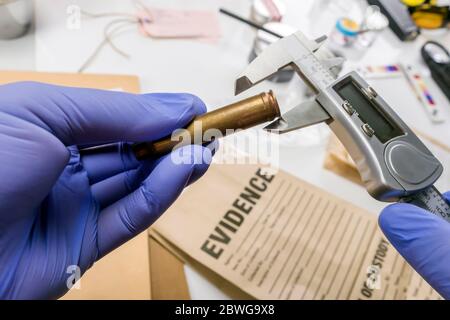 Experten polizeiliche Maßnahmen bullet Caliber in ballistischen Labor, konzeptionelle Bild Stockfoto