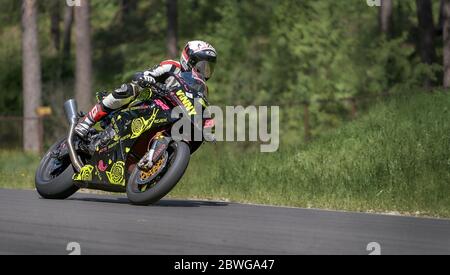 25-05-2020 Riga, Lettland. Motorradfahrer fährt auf Straße, Vorderansicht, Nahaufnahme. Stockfoto