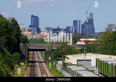 Ein von LNER betriebener Zug der Baureihe 800 Azum fährt vor der Skyline von Leeds in die Innenstadt von Leeds Stockfoto