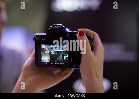 Moskau, Russland - 04. Oktober 2019: Moskau, Russland - 04. Oktober 2019: Neue Kamera ohne Spiegel sony Alpha a7 iii 3 in Frauenhänden zeigt auf sony Stockfoto