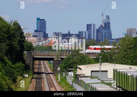 Ein von LNER betriebener Zug der Baureihe 800 Azum fährt vor der Skyline von Leeds in die Innenstadt von Leeds Stockfoto