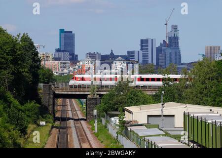 Ein von LNER betriebener Zug der Baureihe 800 Azum fährt vor der Skyline von Leeds in die Innenstadt von Leeds Stockfoto