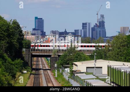 Ein von LNER betriebener Zug der Baureihe 800 Azum fährt vor der Skyline von Leeds in die Innenstadt von Leeds Stockfoto