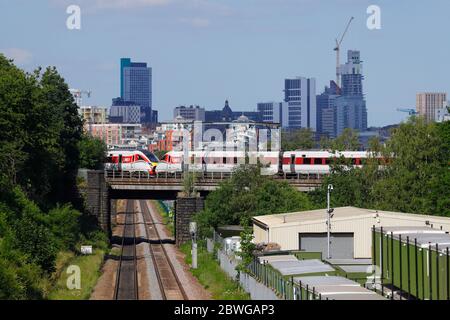 Ein von LNER betriebener Zug der Baureihe 800 Azum fährt vor der Skyline von Leeds in die Innenstadt von Leeds Stockfoto