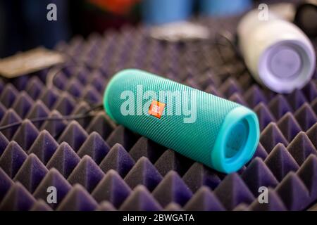 Moskau, Russland - 04. Oktober 2019: Nahaufnahme des blauen tragbaren wasserdichten bluetooth-Musiklautsprechers JBL Charge 4 ruht auf einer Lärmschutzabdeckung. Weich Stockfoto