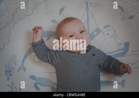 Baby Junge auf Spielmatte Stockfoto