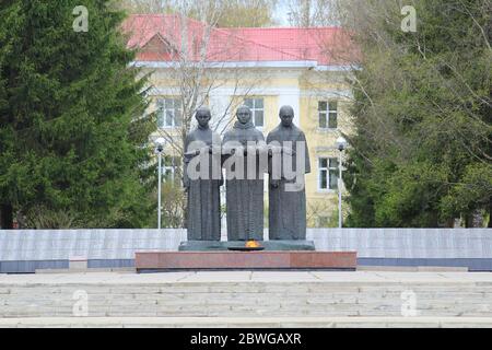 17-05-2020. Syktywkar, Russland. Denkmal der ewigen Flamme in Syktywkar, Russland. Denkmal den Soldaten, die im Zweiten Weltkrieg, im großen patriotischen Krieg gefallen sind. Skulpturen von drei Frauen mit einem Gedenkkranz. Brennende Flamme leuchtend orange Farbe. Stockfoto