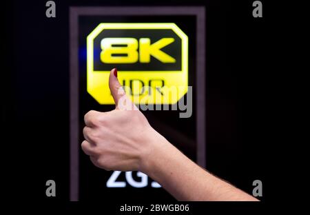Moskau, Russland - 04. Oktober 2019: Moskau, Russland - 04. Oktober 2019: Weibliche Hand heben Daumen bis 8k hdr Qualität Symbol. Hintergrund ist schwarz Stockfoto