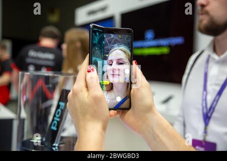 Moskau, Russland - 04. Oktober 2019: Moskau, Russland - 04. Oktober 2019: Weibliche Hände halten ein neues Flaggschiff-Smartphone Samsung Galaxy Falten mit flexibel Stockfoto