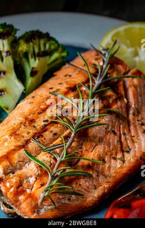 Gegrillter Alaskakalchs mit gegrilltem Brokkoli und Reis. Stockfoto