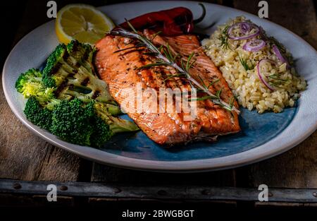 Gegrillter Alaskakalchs mit gegrilltem Brokkoli und Reis. Stockfoto