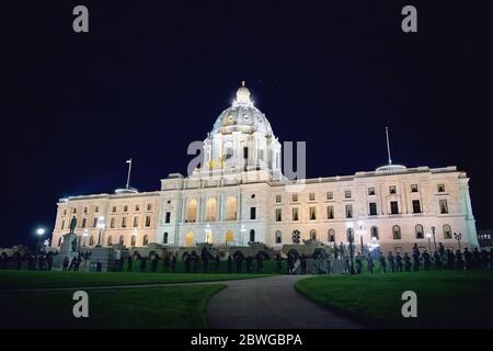 ST PAUL, MINNESOTA, USA - 30. Mai 2020 - Minnesota National Guard Soldaten und Airmen stehen Wache über Nacht neben lokalen Strafverfolgungsbehörden, protectin Stockfoto