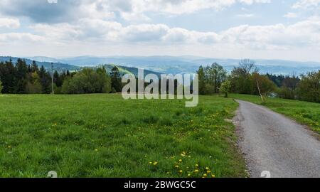 Blick von Bahenec in der Nähe Jablunkov Stadt im Frühling Slezske Beskiden in Tschechien Stockfoto