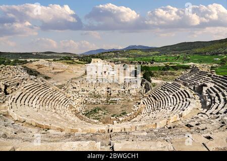 Überreste der antiken lykischen Stadt Patara mit ihrem Amphitheater in Antalya, Türkei Stockfoto