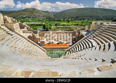 Überreste der antiken lykischen Stadt Patara mit ihrem kleinen Theater, das auch als Odeon bekannt war und als ratssaal diente, in Antalya, Türkei Stockfoto