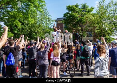 Minneapolis, Usa. Mai 2020. Minneapolis, MN - 31. Mai 2020: Gruppe von Protestierenden am Schauplatz des George Floyd Black Lives Matter Protests am 31. Mai 2020 in Minneapolis, Minnesota. Quelle: Jake Hangegard/Der Fotozugang Quelle: Der Fotozugang/Alamy Live News Stockfoto