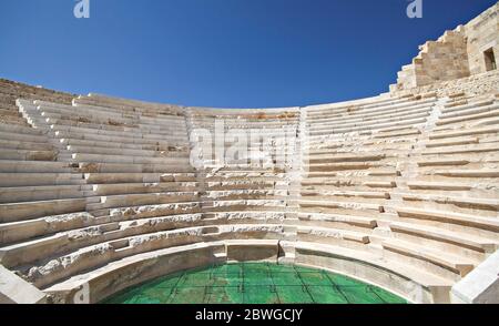 Überreste der antiken lykischen Stadt Patara mit ihrem kleinen Theater, das auch als Odeon bekannt war und als ratssaal diente, in Antalya, Türkei Stockfoto