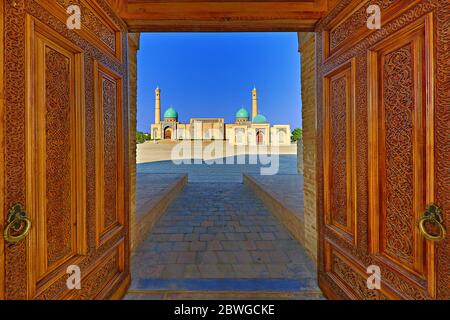 Blick über die Khast Imam Moschee durch Holztüren, in Taschkent, Usbekistan Stockfoto