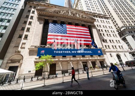 Eine riesige amerikanische Flagge und ein Banner mit dem Titel „gemeinsam sind wir stark“, das am Dienstag, dem 26. Mai 2020, an der Fassade der New Yorker Börse erscheint, nachdem die Börse wegen der Covid-19-Pandemie geschlossen wurde. (© Richard B. Levine) Stockfoto