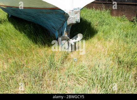 Altes Boot aus dem Wasser mit Kiel und Propeller Stockfoto