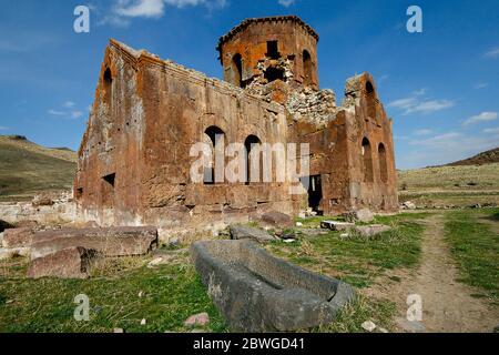 Historische Rote Kirche, bekannt als Kizil Kilise auf Türkisch, in der Stadt Guzelyurt, Kappadokien, Türkei Stockfoto