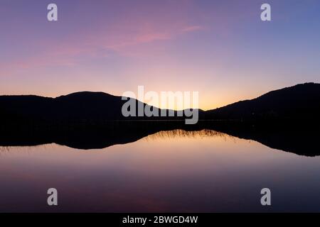 Sonnenuntergang am See Abant, in der Provinz Bolu, Türkei Stockfoto