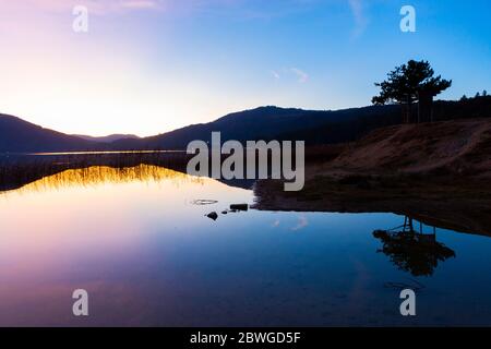 Sonnenuntergang am See Abant, in der Provinz Bolu, Türkei Stockfoto