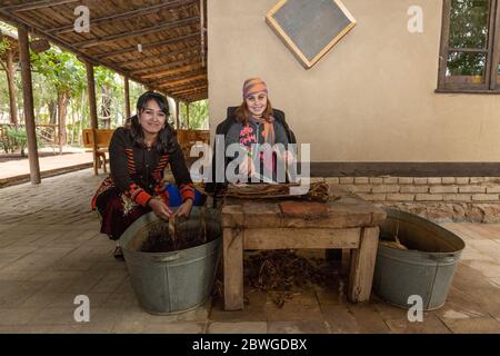 Seidenpapier-Werkstatt in Konighill Dorf in der Nähe von Samarkand, wo sie Seidenpapier mit den Barken von Maulbeerbaum, Samarkand, Usbekistan Stockfoto