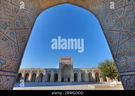 Blick über die Bögen der POI Kalon Moschee in Buchara, Usbekistan Stockfoto