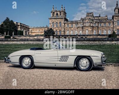 1958 Mercedes-Benz 300 SL Roadster, die im Salon Prive Blenheim Palace 2019 Stockfoto