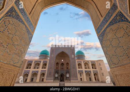 Blick über den POI Kalon Madrassa durch den Bogen in Buchara, Usbekistan Stockfoto