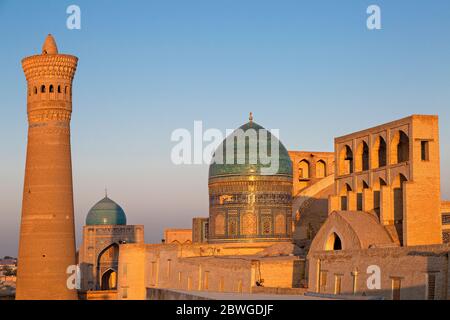 Blick über die Poi Kalon Moschee und Minarett bei Sonnenaufgang, in Buchara, Usbekistan. Stockfoto