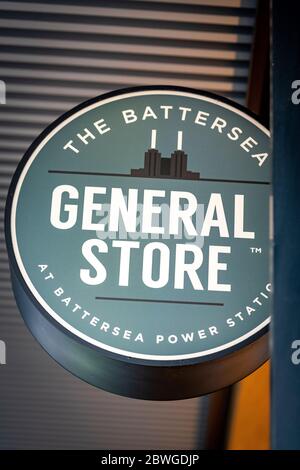 Der Battersea General Store im Battersea Kraftwerk, Beschilderung und Ladengeschäft Stockfoto