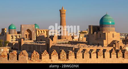 Blick über die Poi Kalon Moschee und Minarett bei Sonnenuntergang, in Buchara, Usbekistan. Stockfoto