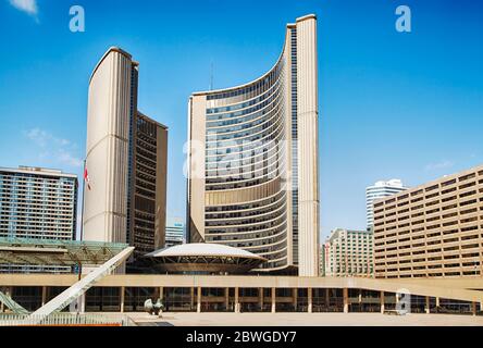 TORONTO, KANADA - 09. APRIL 2020: Nathan Phillips Square Neues Rathaus in Toronto, Ontario. Stockfoto