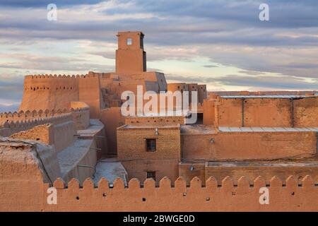 Turm und die alten Mauern der antiken Stadt Chiwa in Usbekistan Stockfoto