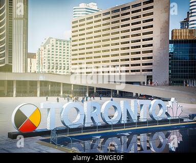 TORONTO, KANADA - 09. APRIL 2020: Das neue Toronto-Zeichen am Nathan Phillips Square in Toronto, Ontario. Stockfoto