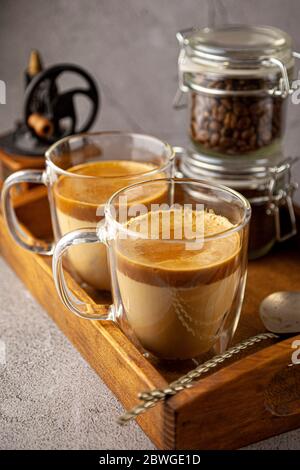 Dalgona Coffee - der koreanische Kaffee Getränk auf Holzhintergrund. Instant-Kaffee oder Espresso-Pulver mit Zucker und heißem Wasser geschlagen. Iced Schlagsahne Stockfoto