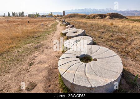 Schleifsteine in den Ruinen der antiken Stätte Balasagun, auch bekannt als Burana Tower, in Kirgisistan Stockfoto