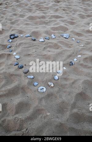 Ein romantisches Herz aus Kieselsteinen am Strand von Troon Ayrshire Scotland UK Stockfoto