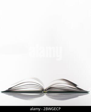 Bildung, Wissen, Weisheitskonzept. Buch offen isoliert auf weißem Hintergrund. Vertikales Foto, Kopierbereich. Stockfoto