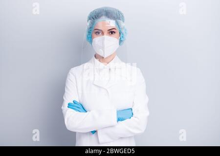Foto von attraktiven zuversichtlich Virologe Arzt Dame Arme kreuzte ernsthafte zuverlässige professionelle tragen medizinische Mantel Maske Gesichts Kunststoff Schutz Stockfoto