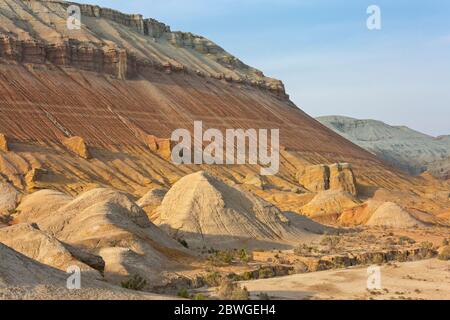Aktau-Gebirge auch als Weiße Berge bekannt, im Altyn-Emel-Nationalpark, Kasachstan, Stockfoto
