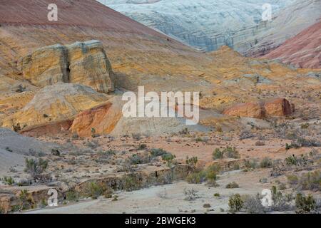 Blick über die Aktau Berge, auch bekannt als Weiße Berge, im Altyn Emel Nationalpark, Kasachstan, Stockfoto