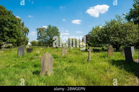 Überwachsener Dorfkirchenkirchfriedhof Stockfoto