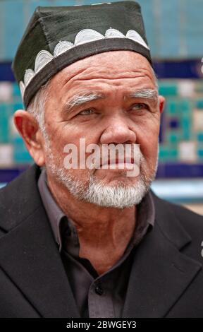 Porträt des usbekischen Mannes mit traditionellem Hut, in Samarkand, Usbekistan Stockfoto