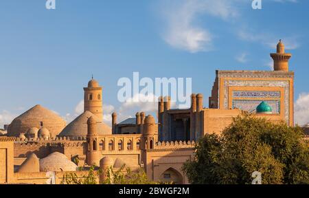 Blick über die Skyline der antiken Stadt Chiwa bei Sonnenuntergang, Usbekistan. Stockfoto