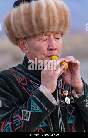 Kirgisischer Musiker spielt traditionelles Musikinstrument, das als Choor bekannt ist, in Issyk Kul, Kirgisistan Stockfoto