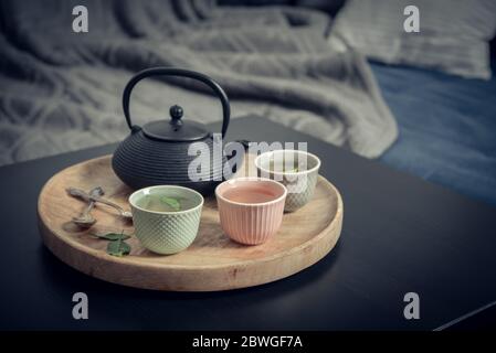 Schwarzes Eisen asiatischen Tee-Set auf Holztablett auf Couchtisch im Wohnzimmer Nahaufnahme Stockfoto