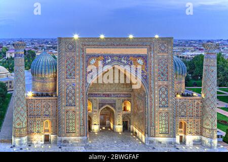 Luftaufnahme über die Madrassa am Registan Platz, Samarkand, Usbekistan Stockfoto